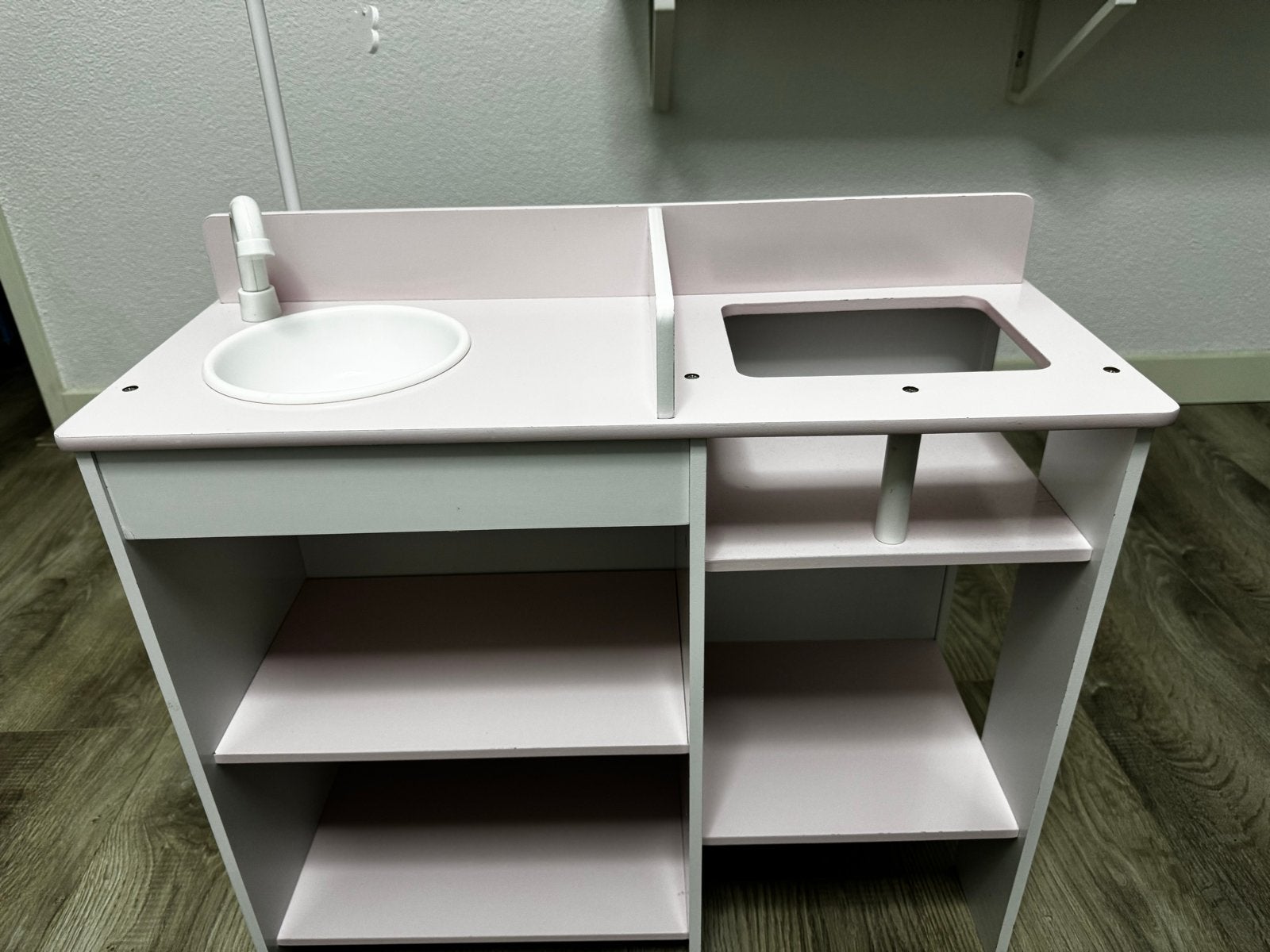 Roze houten poppen verschoningstafel met wasbak, Ophalen, Zo goed als nieuw, Babypop