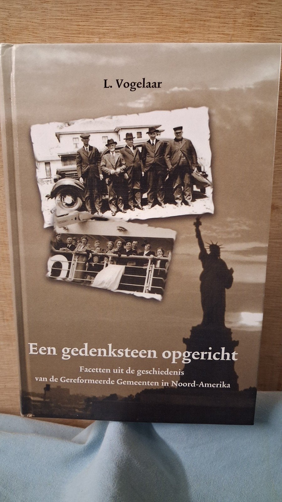 Een Gedenksteen Opgericht -  Gesch.Ger.Gem.Noord.Amerika, Ophalen of Verzenden, Zo goed als nieuw, L. Vogelaar, Christendom | Protestants