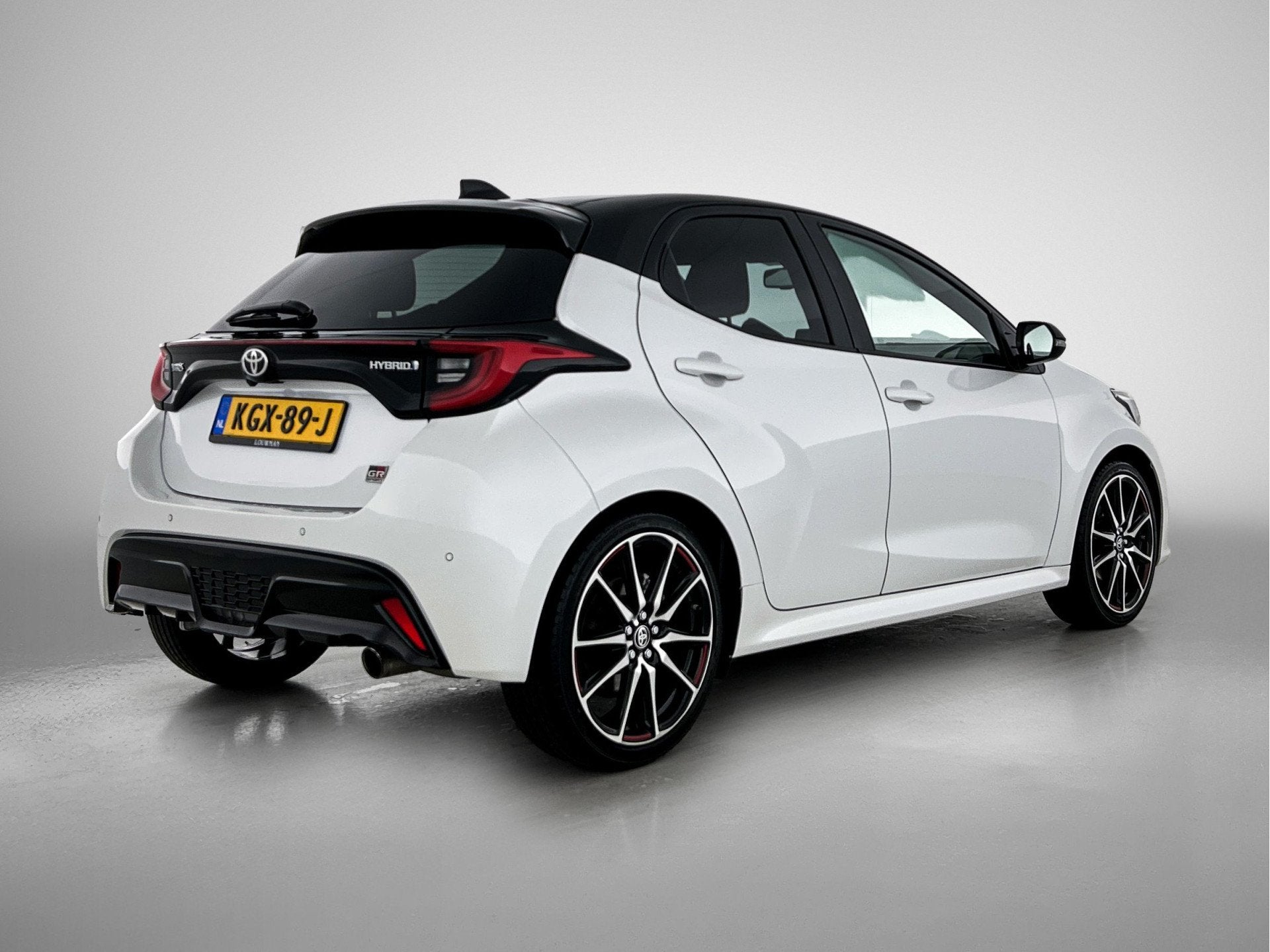 Toyota Yaris 1.5 Hybrid GR Sport | Stoelverwarming | Draadlo, Auto's, 12 maanden, 450 kg, Gebruikt, 1490 cc