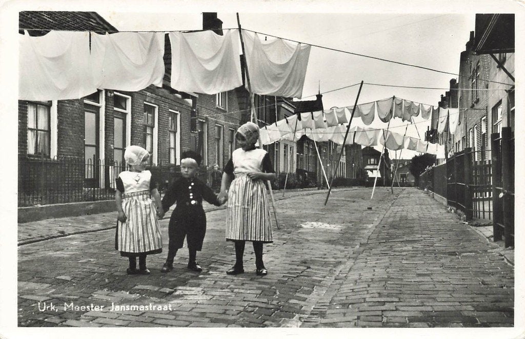 Urk, Meester Jansmastraat, Klederdracht, Wasdag, Ophalen of Verzenden, 1940 tot 1960, Gelopen, Flevoland