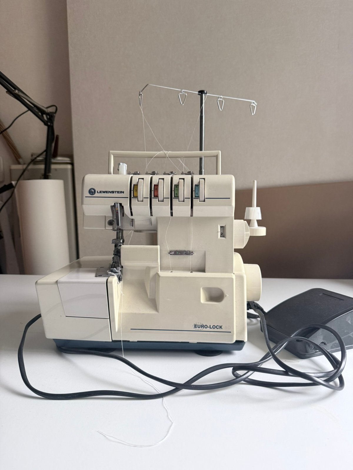 Lewenstein Euro-Lock 4D Lockmachine – 3/4-draads Overlock, Hobby en Vrije tijd, Naaimachines en Toebehoren, Gebruikt, Lockmachine