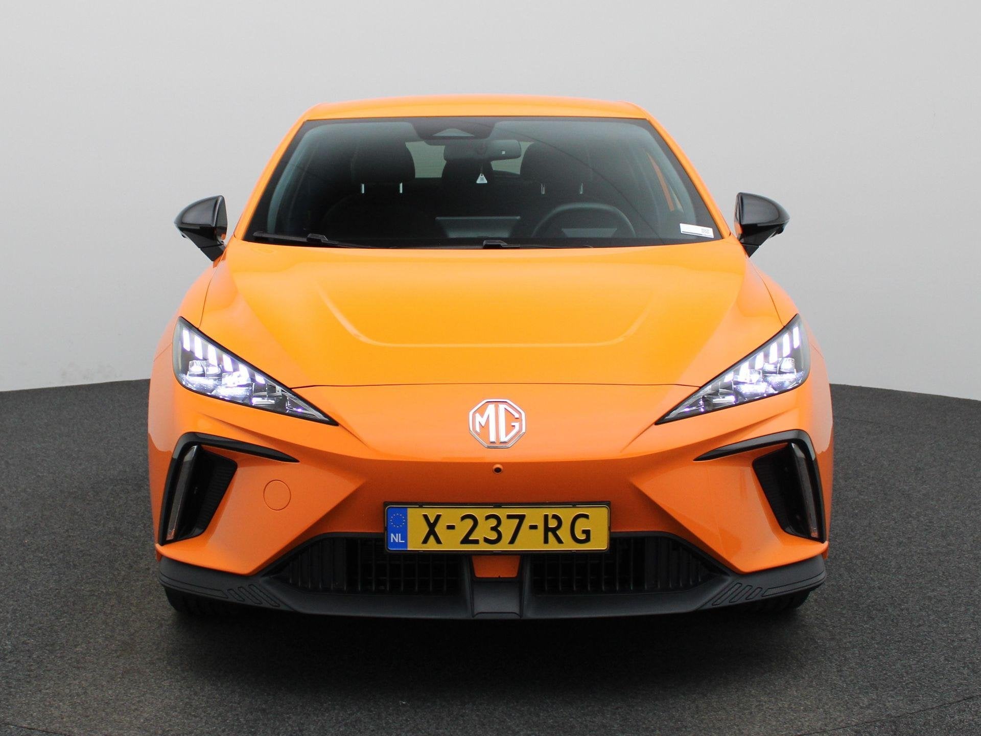 MG MG4 Electric Luxury 64 kWh, Auto's, MG, Automaat, 12 maanden, Achterwielaandrijving, Gebruikt