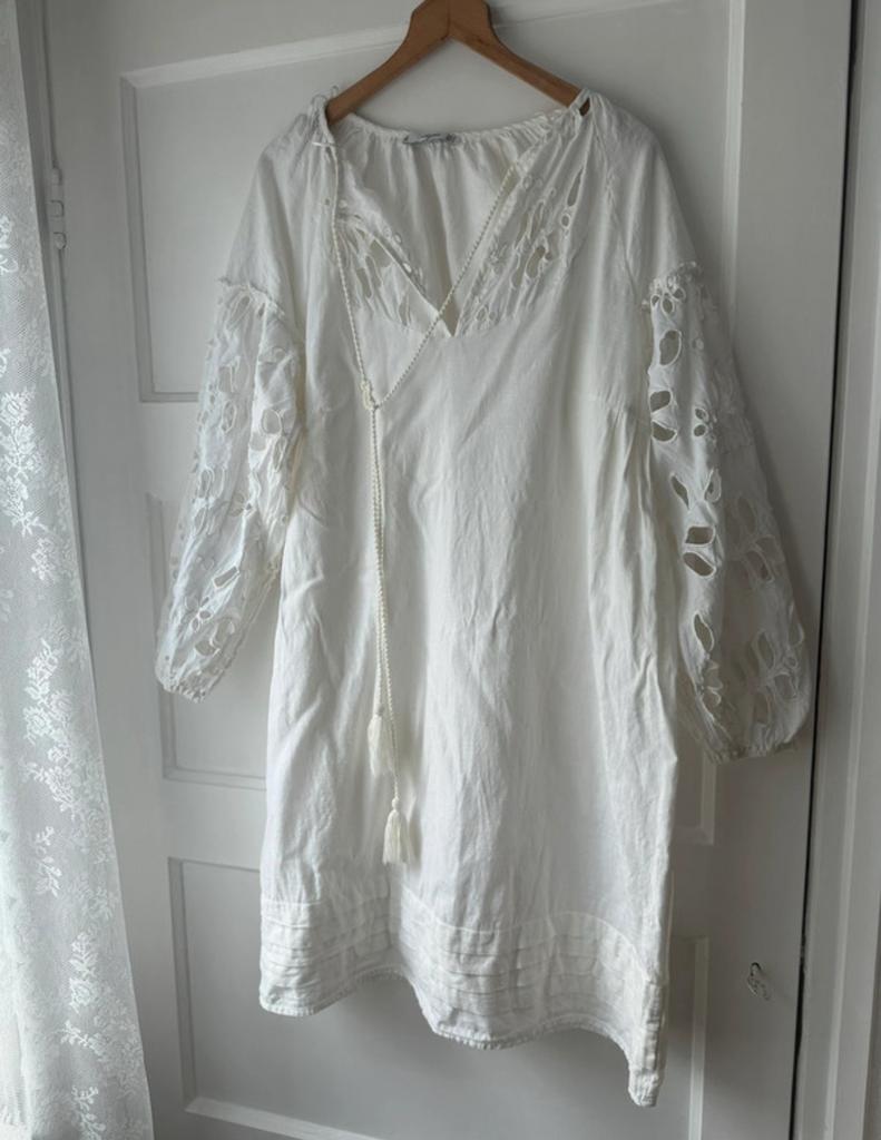 Mooie zomerse witte broderie pofmouw tuniek jurk Mango M, Ophalen of Verzenden, Zo goed als nieuw, Maat 38/40 (M)