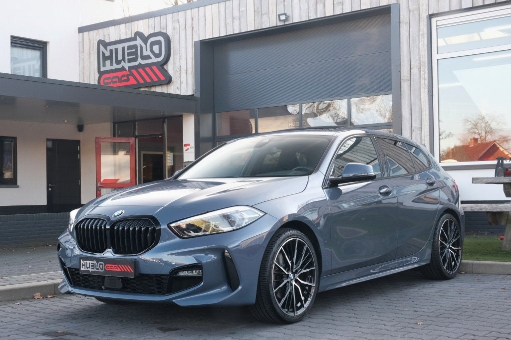 BMW 1-serie 118i M-Sport, Pano, Kuipstoelen, HK Muziek, HUD, 136 pk, Gebruikt, Leder en Stof, Origineel Nederlands