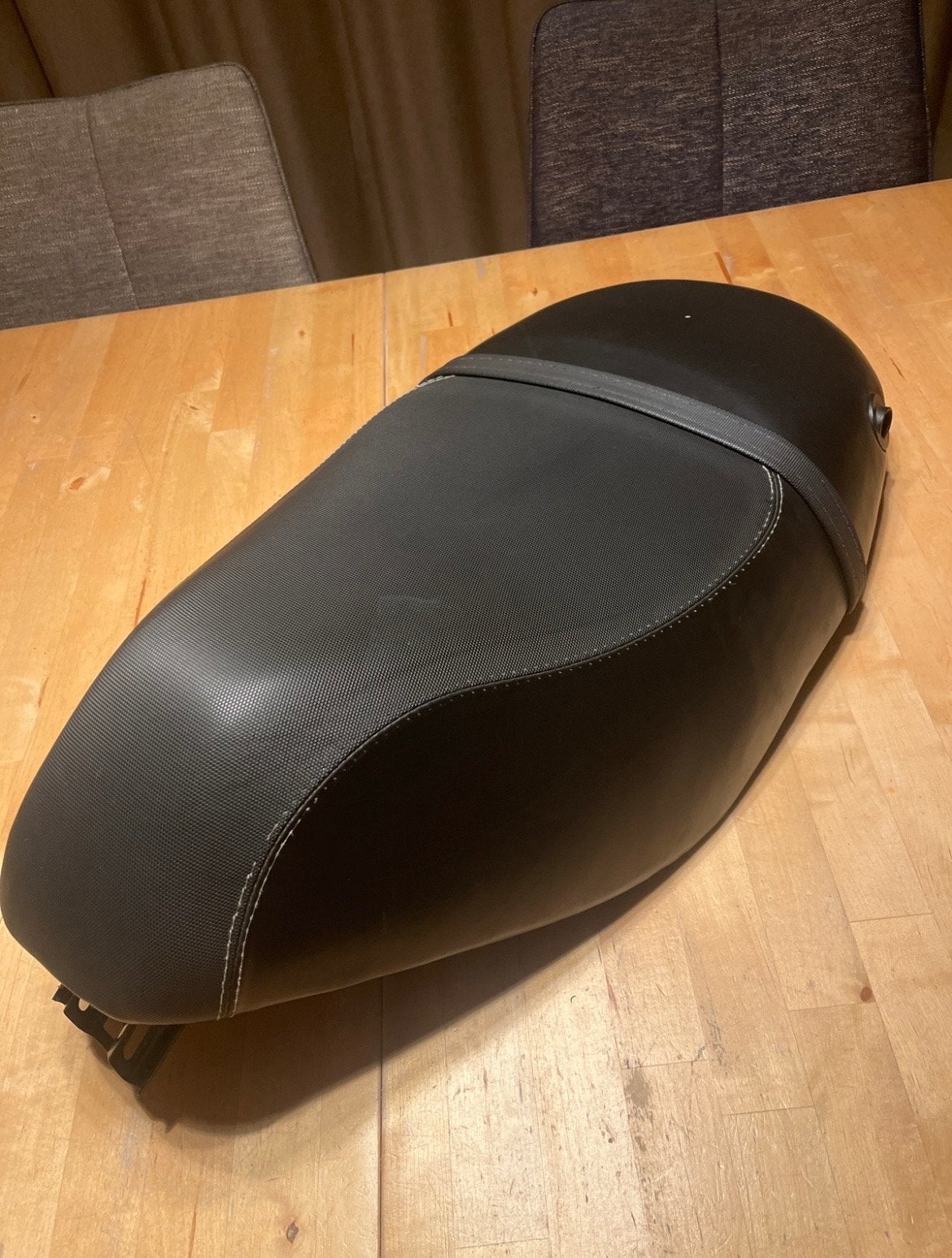 Custom Zadel voor Piaggio Zip - Zo goed als nieuw, Fietsen en Brommers, Brommeronderdelen | Scooters, Ophalen of Verzenden, Zo goed als nieuw