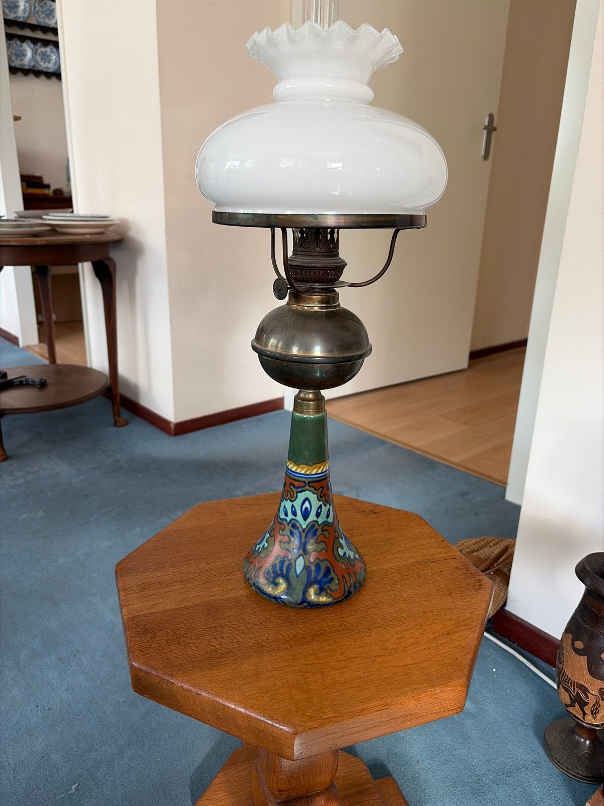 Antieke olielamp met gedecoreerde voet, Ophalen