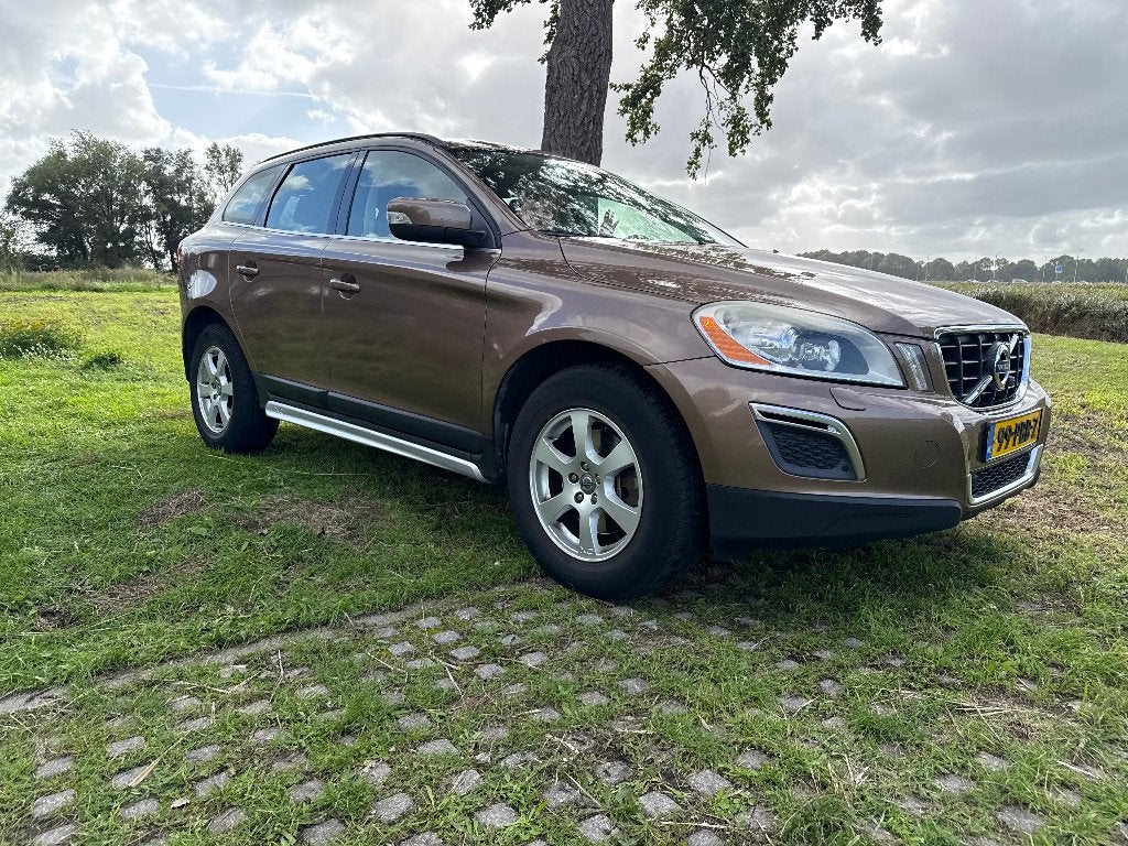 Volvo XC60 automaat | 150.000 km + winterset + dak dragers, Dealer onderhouden, 1800 kg, Beige, 4 cilinders