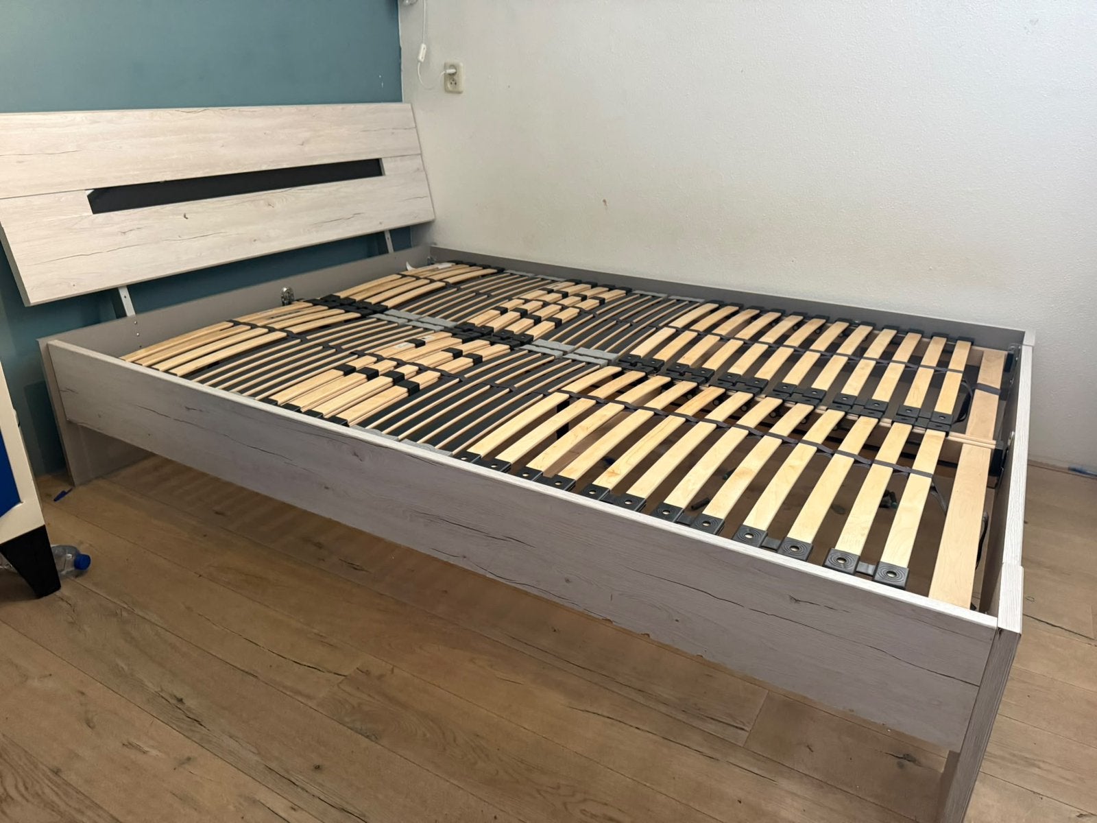 Tweepersoons bed 140x200 inclusief lattenbodem
