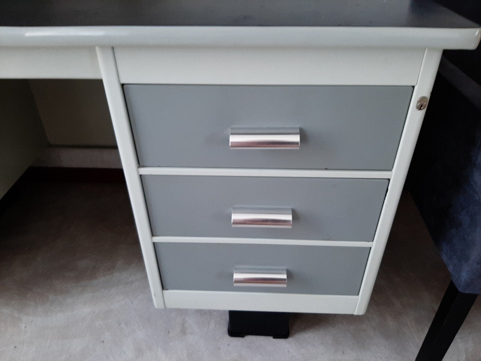 Stalen bureau met zwart blad en 2x3 laden - 150x75x78 cm, Ophalen, Met lades, Gebruikt, Metaal