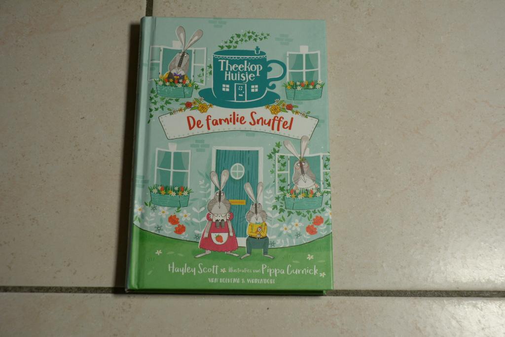 Theekophuisje De familie Snuffel / Hayley Scot   , Ophalen of Verzenden, Zo goed als nieuw, Fictie algemeen