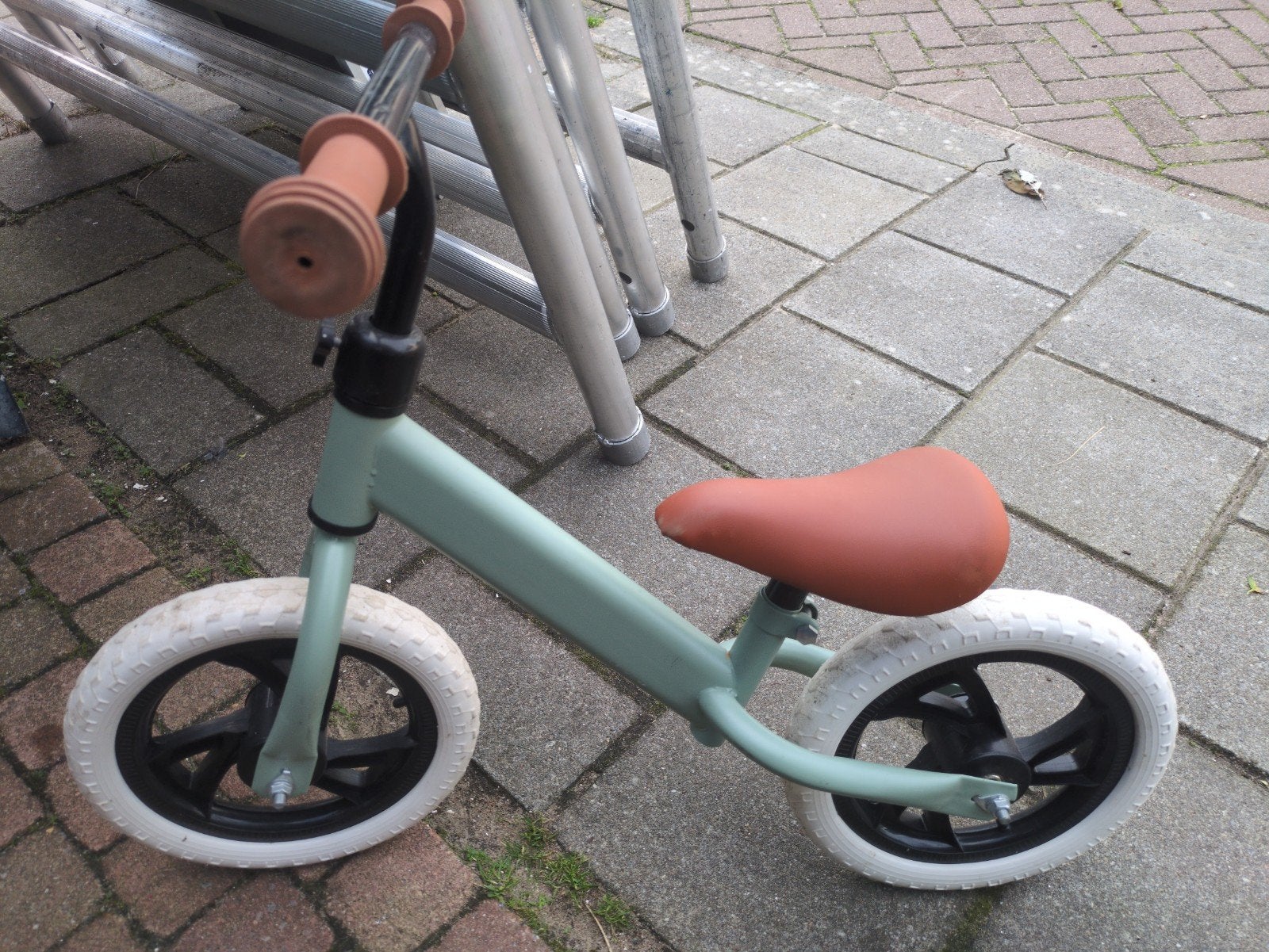 Loopfietsje mintgroen met bruin zadel en handvatten, Ophalen of Verzenden, Zo goed als nieuw, Minder dan 16 inch