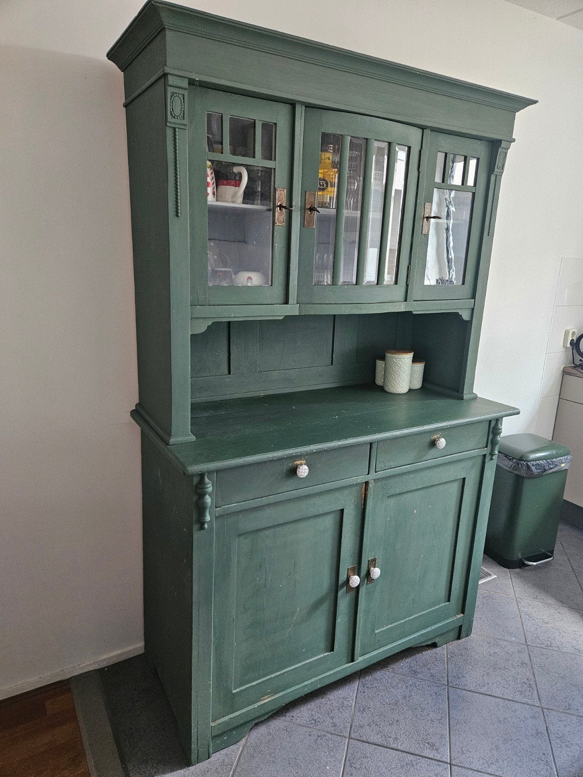 Antieke groene buffetkast met vitrine, Ophalen
