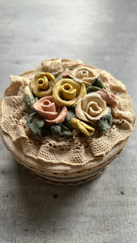 Oud antiek doosje, jaren ‘30 met kant, bloemen, gratis zeep, Ophalen of Verzenden
