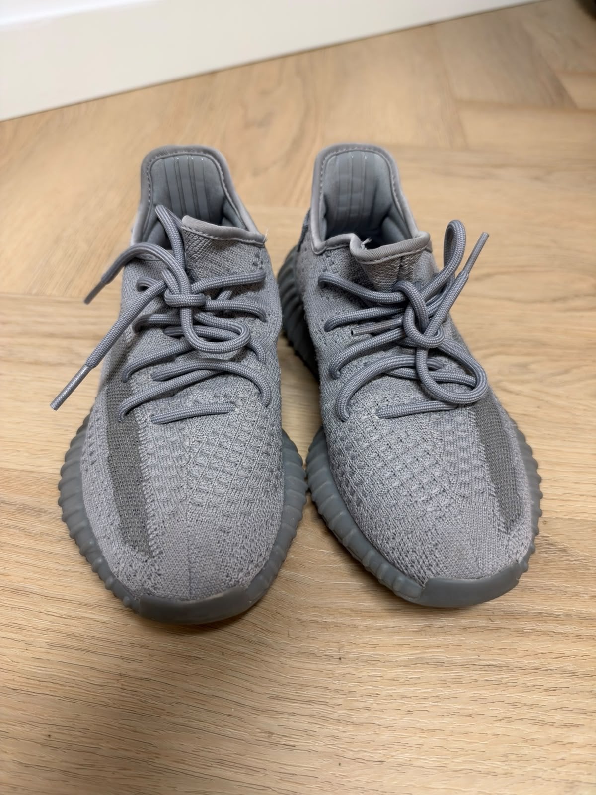 Yeezy Boost 350 V2 - Maat 38 - Zo goed als nieuw, Kleding | Dames, Ophalen of Verzenden, Zo goed als nieuw, Grijs, Sneakers of Gympen