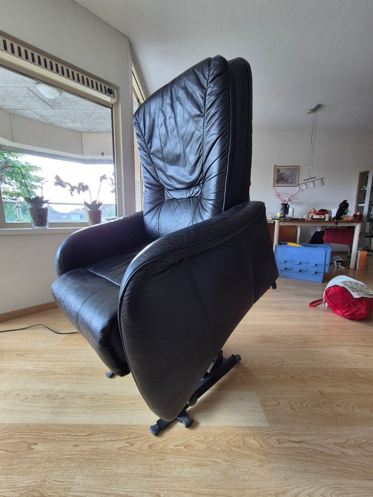 Zwarte leren Hukla sta-op stoel, Huis en Inrichting, Stoelen, Ophalen, Gebruikt, Zwart, Modern, Comfort