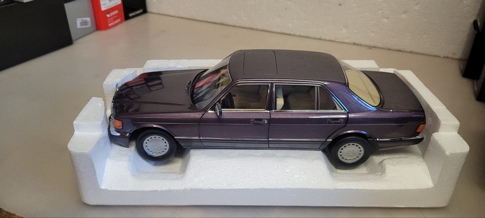 norev 1991 Mercedes 560 SEL Purple metallic, Hobby en Vrije tijd, Modelauto's | 1:18, Ophalen of Verzenden, Zo goed als nieuw
