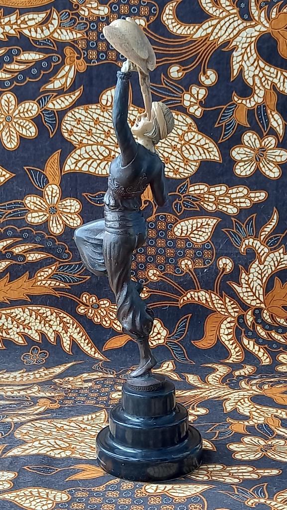 Meisje met papegaai mooi Art Deco beeld uit Frankrijk 40 cm., Ophalen of Verzenden, Brons