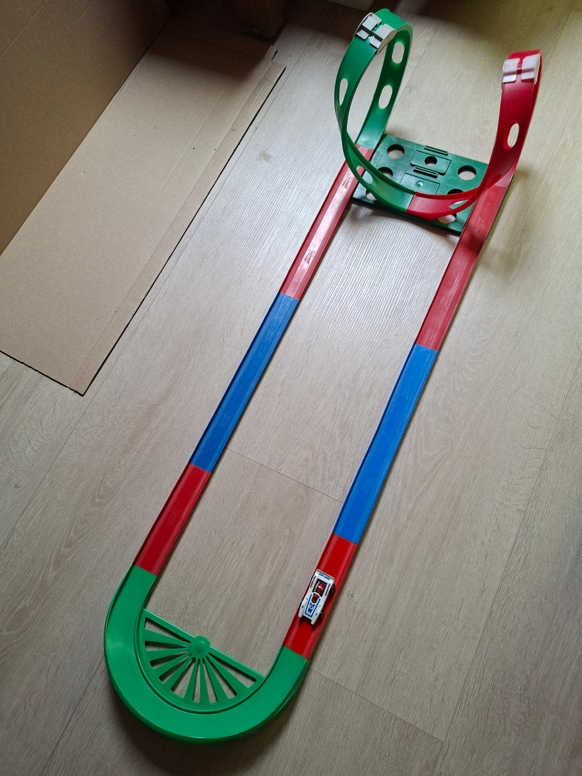 Darda Baan Aufbaubeispiel 2 met werkende Stratos auto, Kinderen en Baby's, Overige merken, Zelf te bouwen, Opwindmechanisme, Ophalen of Verzenden