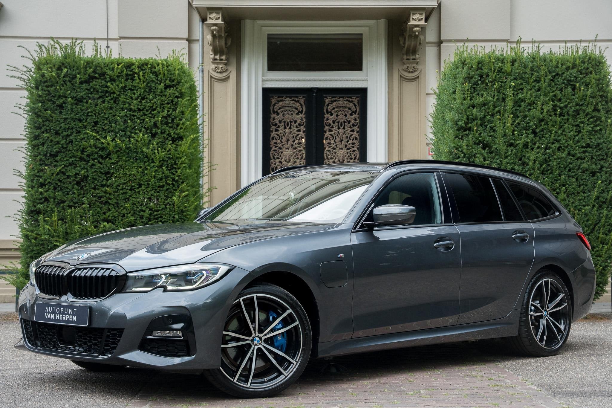 BMW 3-serie Touring 330e xDrive M-Sport TREKHAAK | DRIVING A, Auto's, Gebruikt, Euro 6, 4 cilinders, 1865 kg
