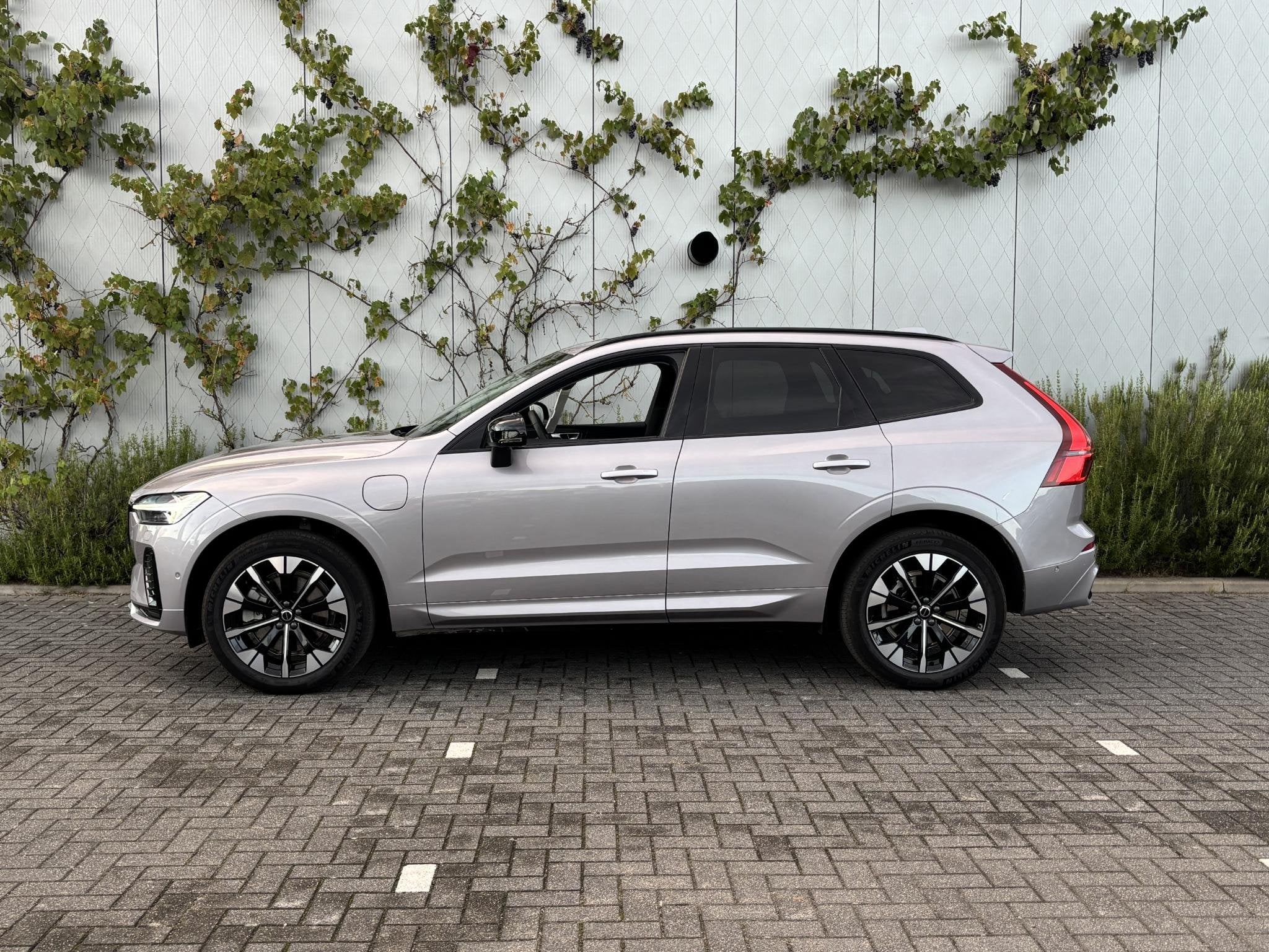 Volvo XC60 2.0 T6 Plug-in Hybrid AWD Ultra Dark | Trekhaak |, Auto's, Gebruikt, Euro 6, 4 cilinders, 180 min