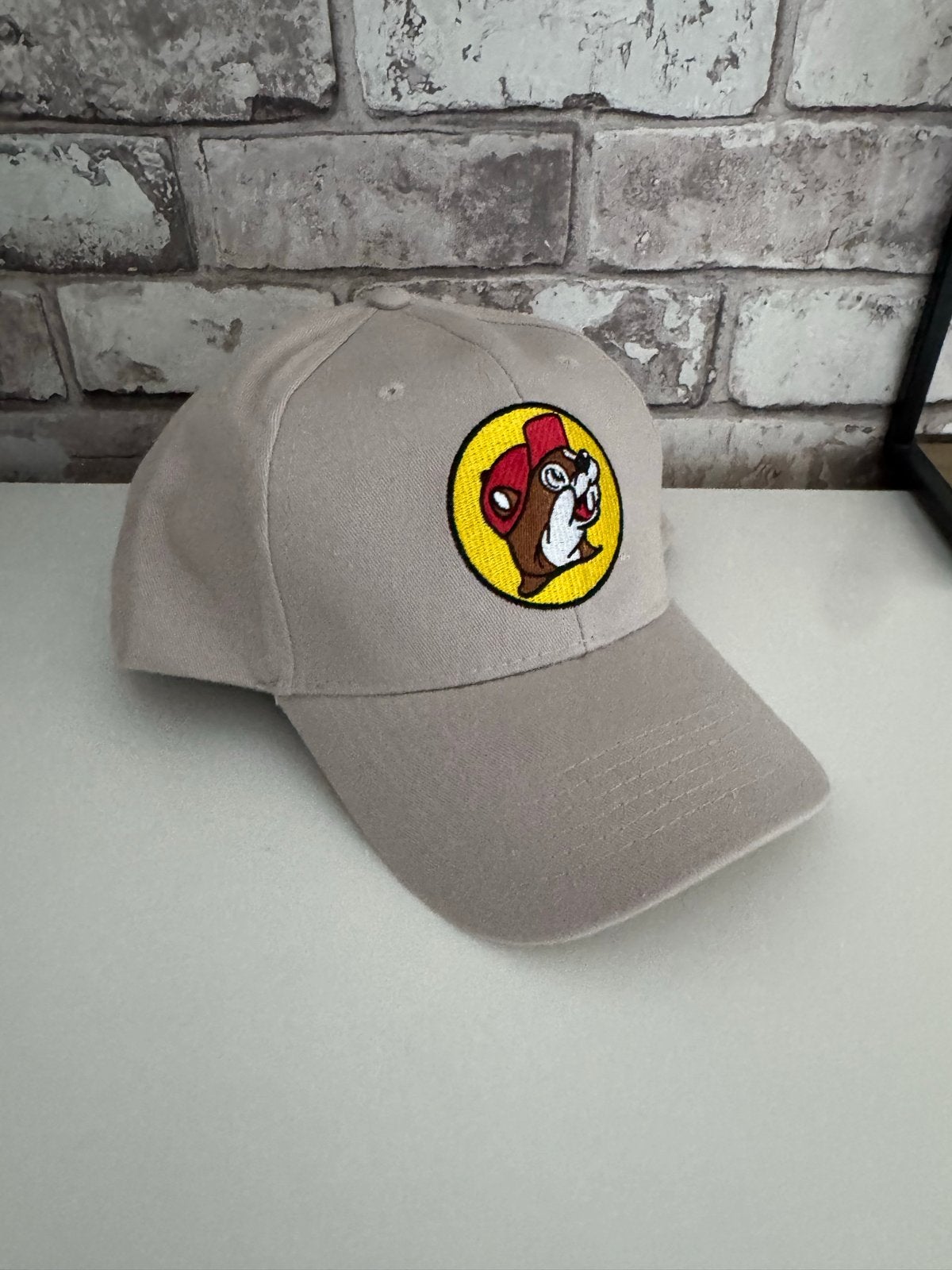 Nieuwe Buc-ee's Pet - Khaki met logo, Ophalen of Verzenden, Nieuw, One size fits all, Pet