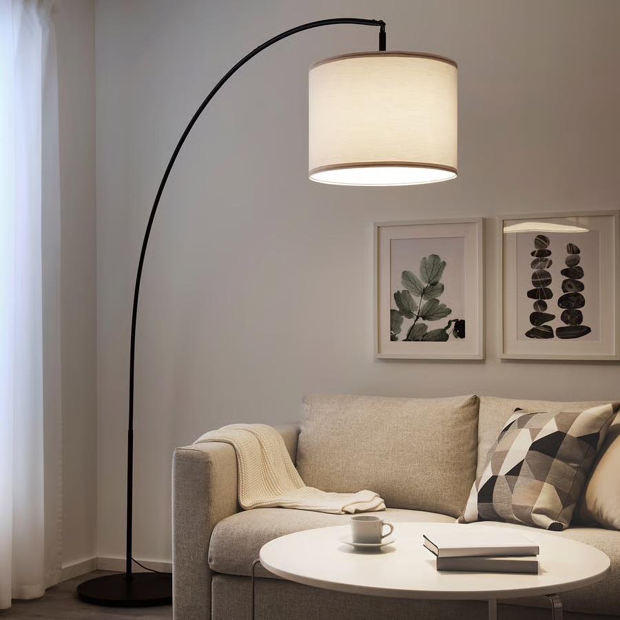 IKEA SKAFTET Staande booglamp - Zwart met beige kap, Ophalen, Zo goed als nieuw, Metaal, 200 cm of meer