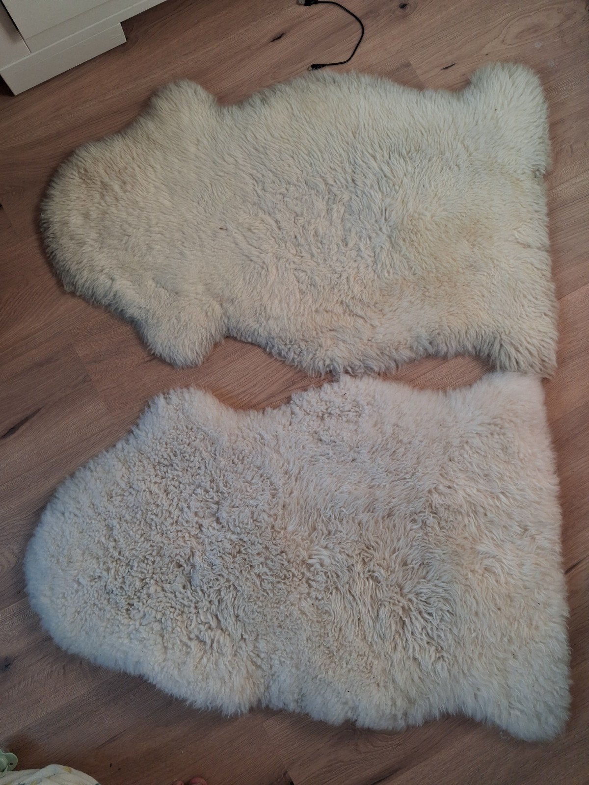 Twee schapenvachten, wit/crème, zacht en decoratief, Gebruikt, 100 tot 150 cm, Scandinavisch, Landelijk, Modern, Overige vormen
