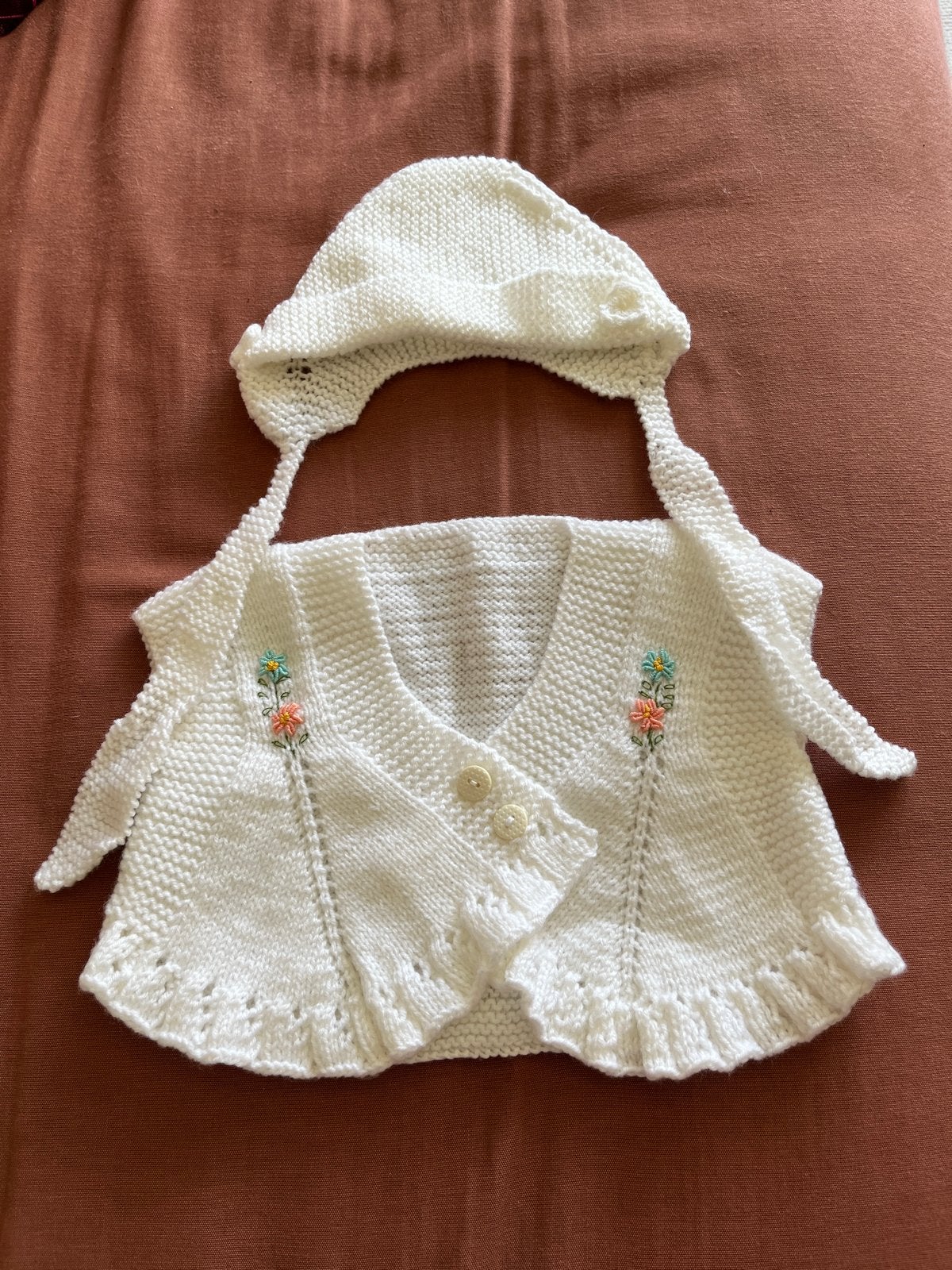 Handgebreid babyvestje met mutsje - Wit met bloemen, Ophalen of Verzenden, Nieuw, Jongetje of Meisje