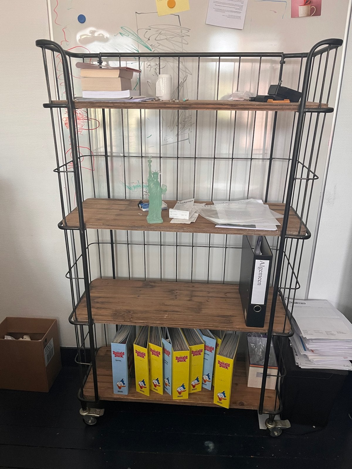 Industriële metalen en houten boekenkast op wielen, Ophalen, Gebruikt