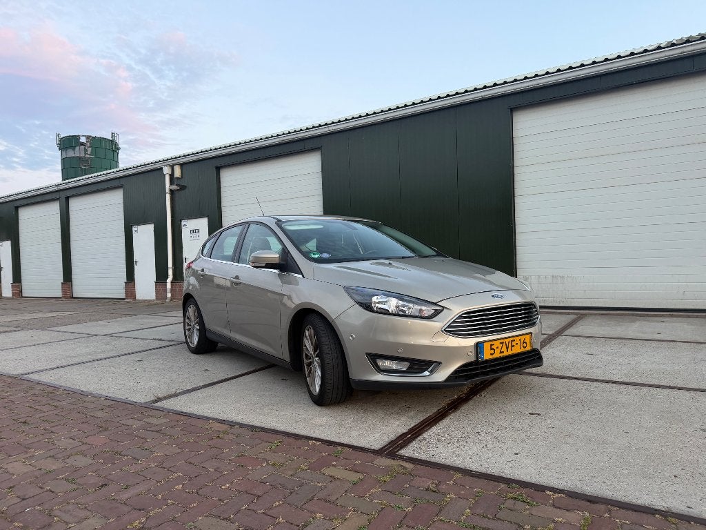 Ford Focus 1.0 titanium 125pk 5D 2015 Grijs, Auto's, Elektrische ramen, Origineel Nederlands, 1200 kg, Particulier