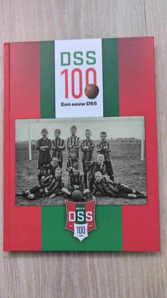 DSS 100 Jaar: Een Eeuw DSS Voetbalclub Boek, Ophalen of Verzenden, Zo goed als nieuw, Balsport