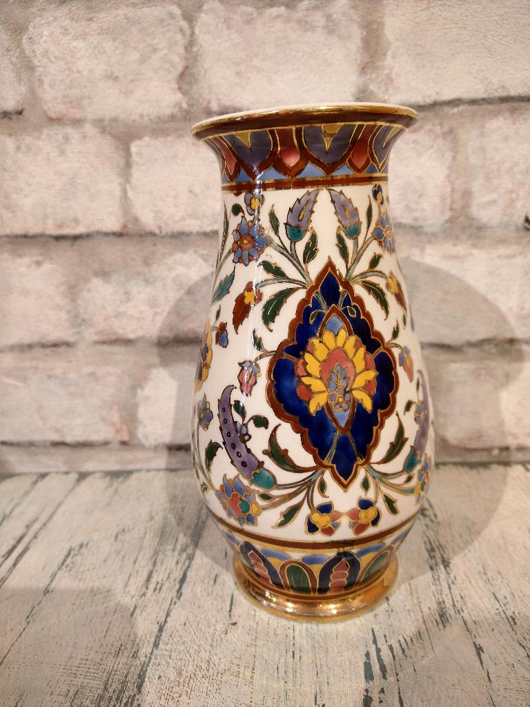 Vaasje met goudkleur omrande bloemmotief, rand Iznik stijl., Ophalen of Verzenden