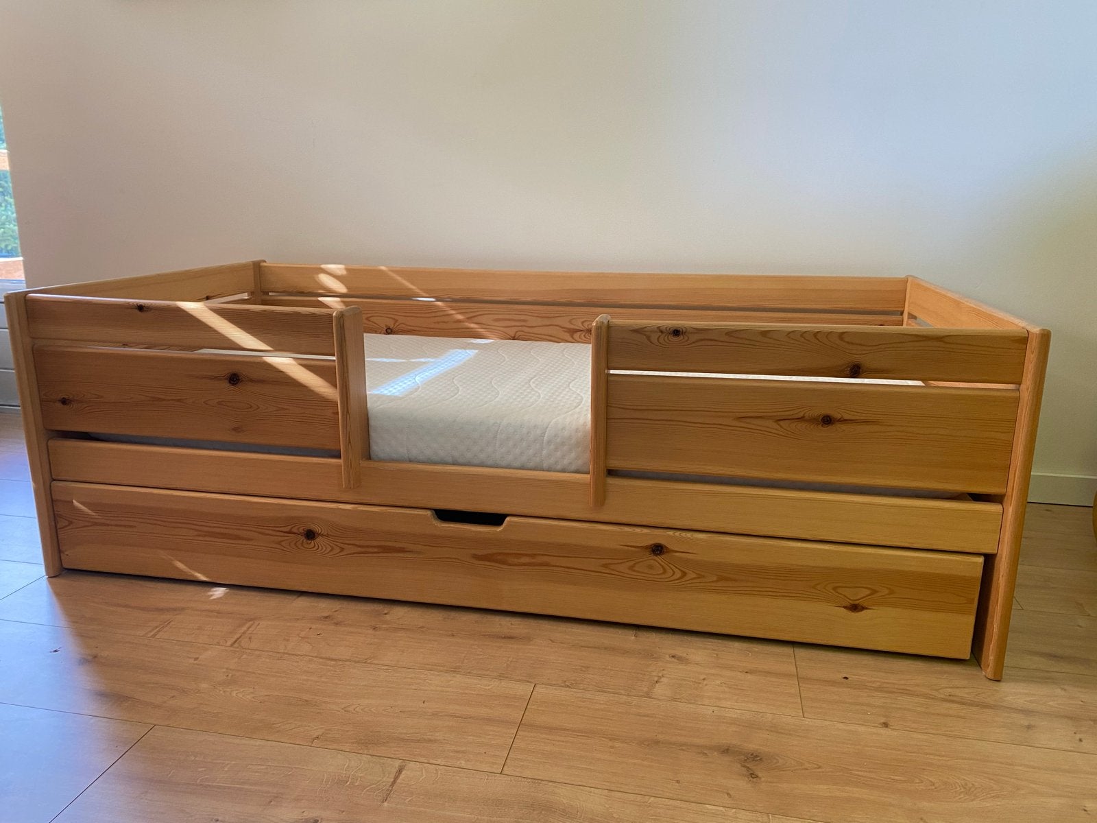 Houten peuterbed met lade, Ophalen, Zo goed als nieuw