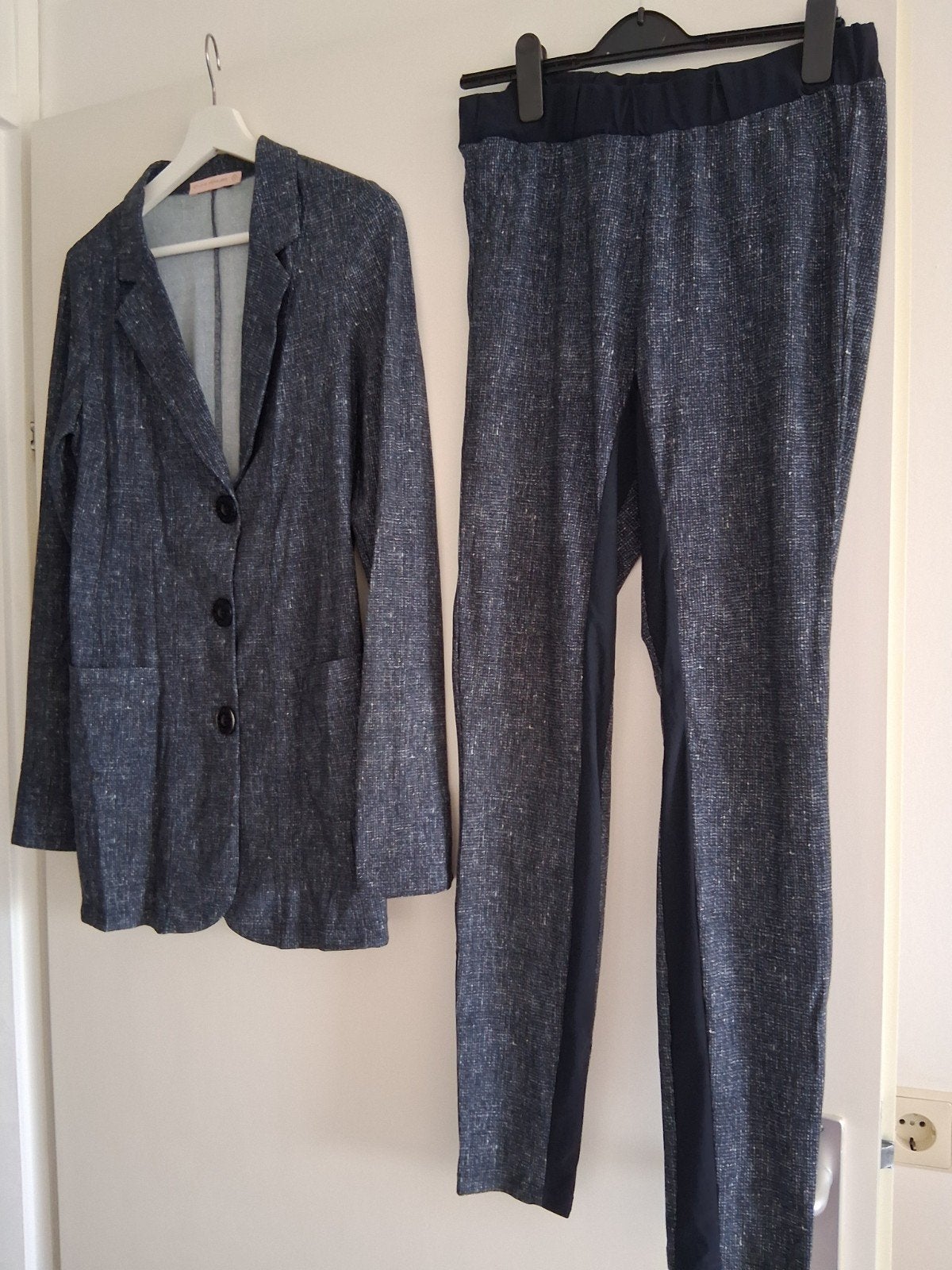 Pak donkerblauw jssje en broek merk studio Anneloes, Ophalen, Zo goed als nieuw, Blauw