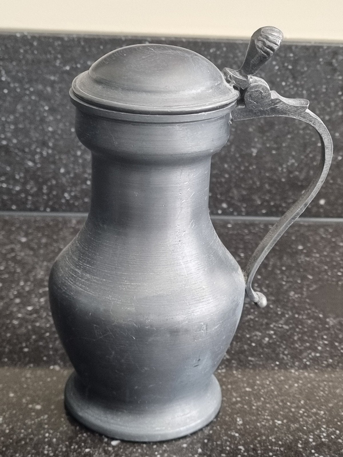 Zwaar tinnen eikeltjes kannetje met engelenmerk 12,5cm, Antiek en Kunst, Ophalen of Verzenden