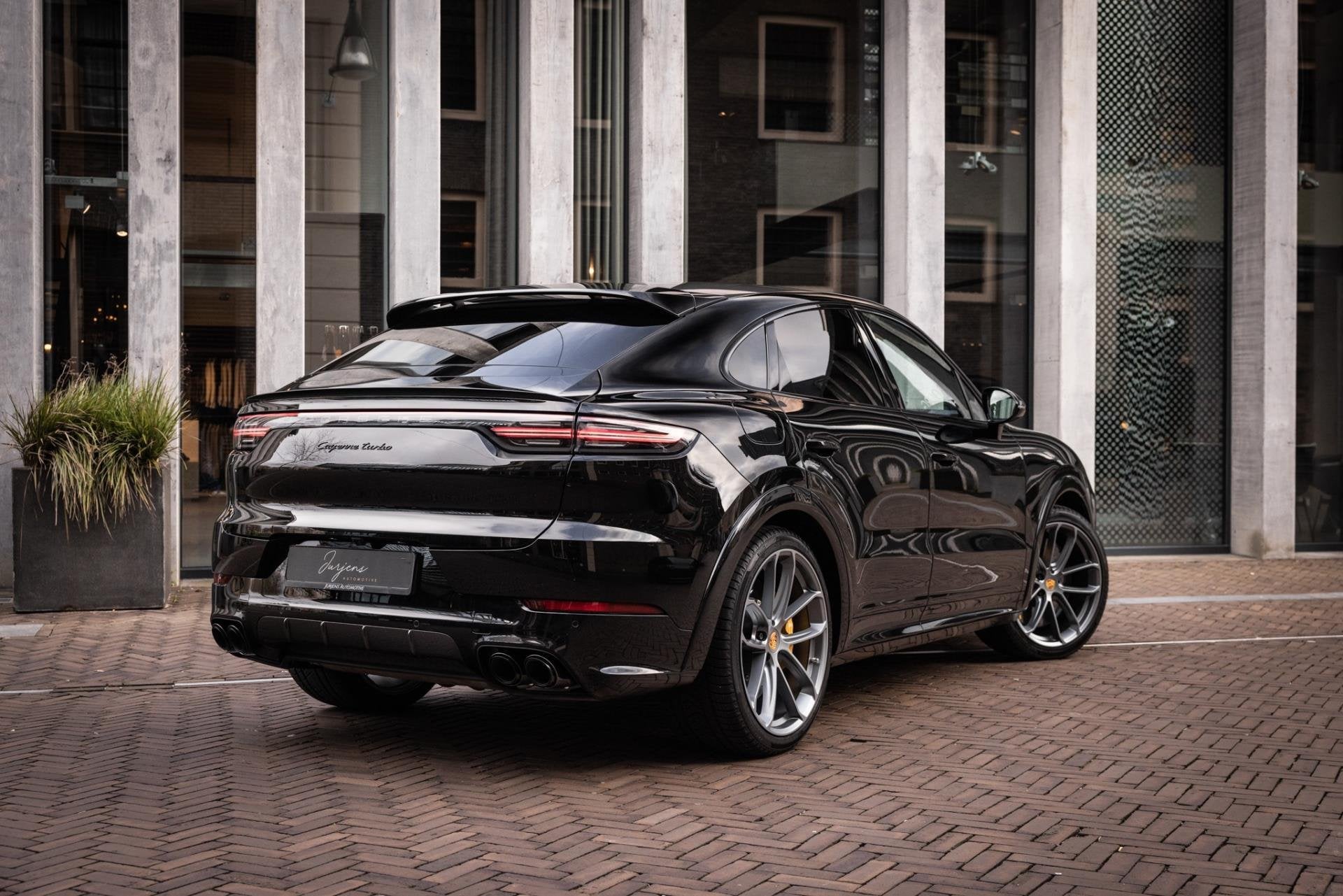 Porsche Cayenne Coupé 4.0 Turbo (550pk) PCCB | Burmester |, Automaat, 2175 kg, Gebruikt, Leder en Stof