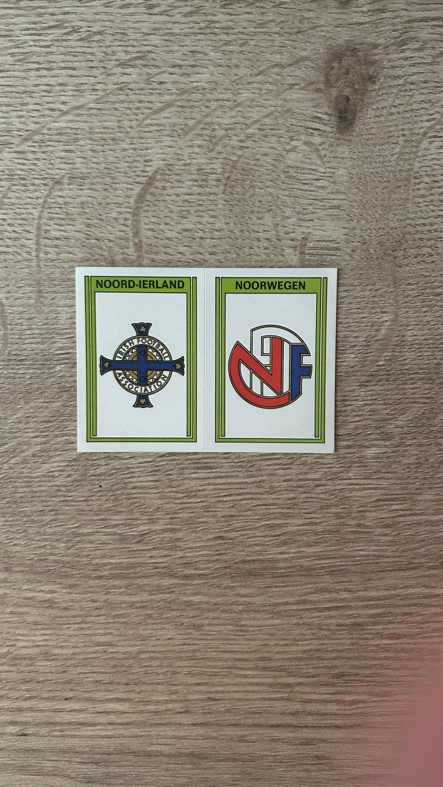 Panini Voetbal 78 plaatje emblemen Noord-Ierland & Noorwegen, Ophalen of Verzenden, Zo goed als nieuw, Sticker