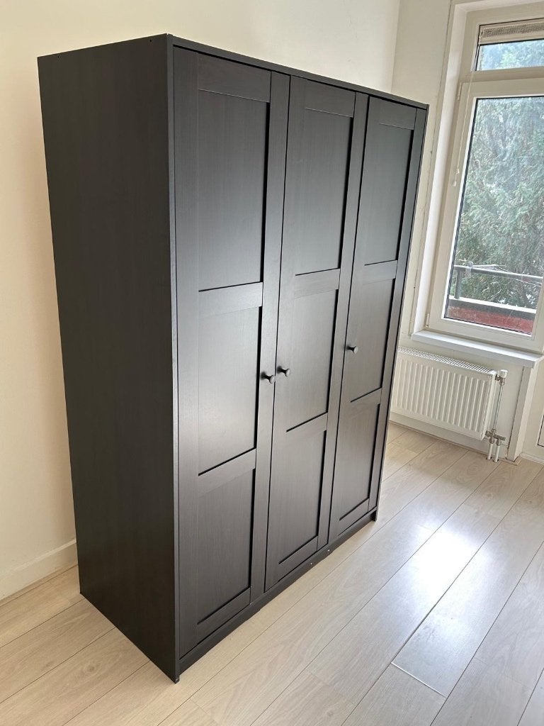 IKEA RAKKESTAD Kledingkast (zwart) met extra plankjes, Huis en Inrichting, Ophalen, Gebruikt, 100 tot 150 cm, Met lade(s)
