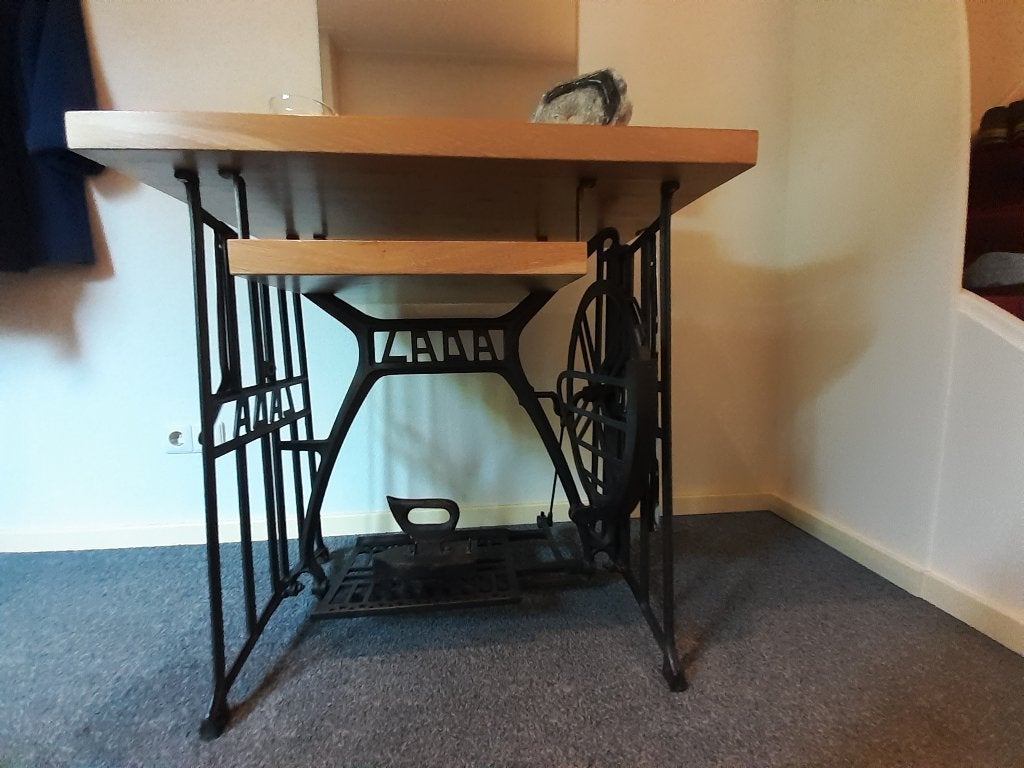 Naaimachine tafel, in goede staat, Ophalen