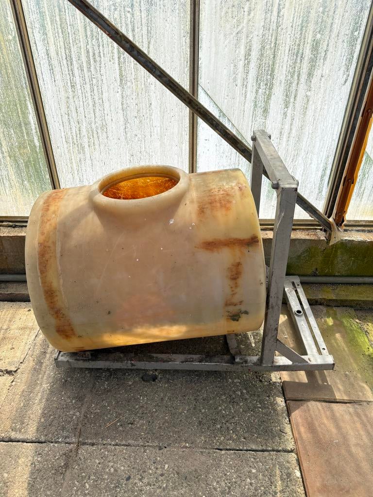 2x Watertank 200L, 1 met frame voor makkelijke montage, Ophalen, Gebruikt