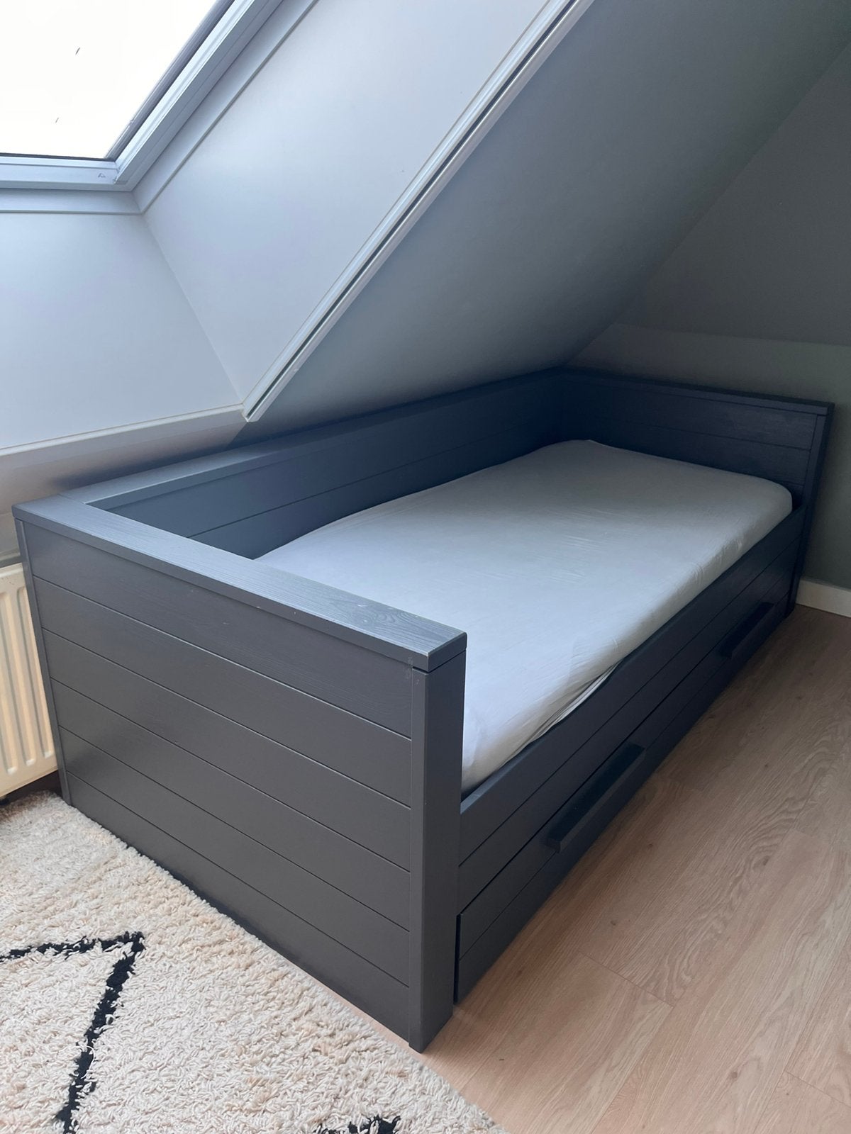 WOOOD grijs bed 90 x 200 inclusief ruime lade, Ophalen, 90 cm, Eenpersoons, Zo goed als nieuw