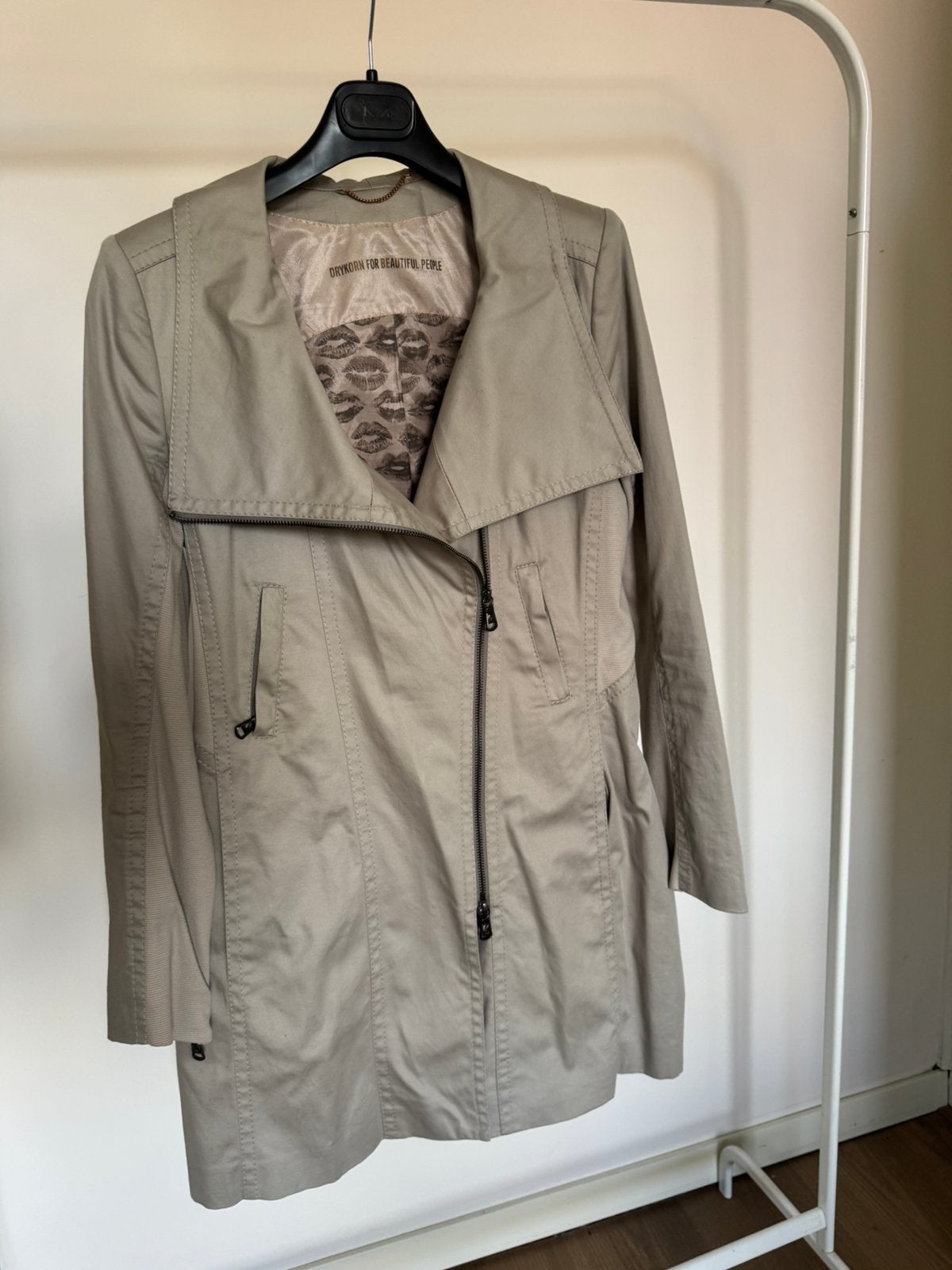 Drykorn getailleerde trenchcoat beige – Maat 36/38, Ophalen of Verzenden, Zo goed als nieuw, Beige