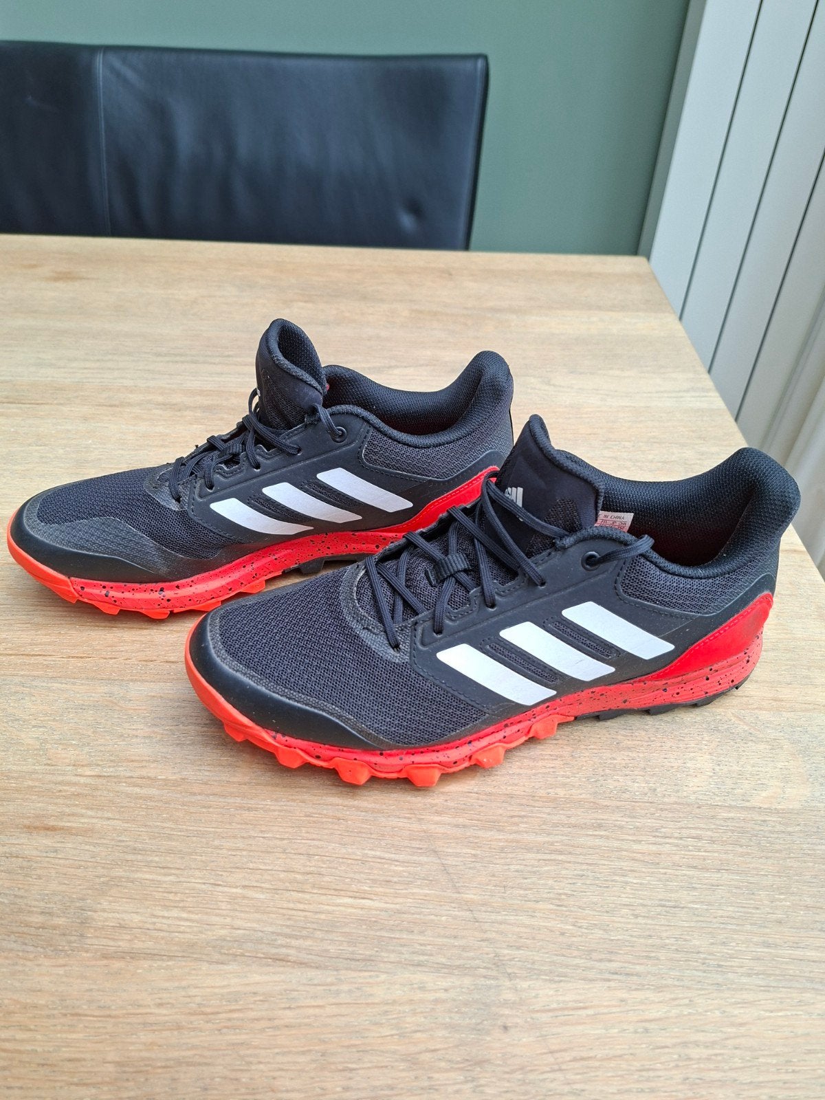 Adidas kunstgraschoenen Zwart/Rood Maat 40,5, Sport en Fitness, Ophalen of Verzenden, Zo goed als nieuw, Schoenen