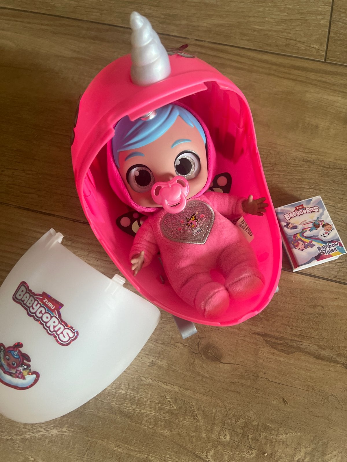 Cry Babies Babypop met Eenhoorn Draagzak en Accessoires, Kinderen en Baby's, Speelgoed | Poppen, Ophalen of Verzenden, Zo goed als nieuw