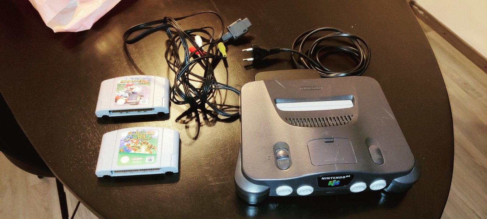 Nintendo 64 + 2 Mario Games., Spelcomputers en Games, Ophalen of Verzenden, Gebruikt, Zonder controller