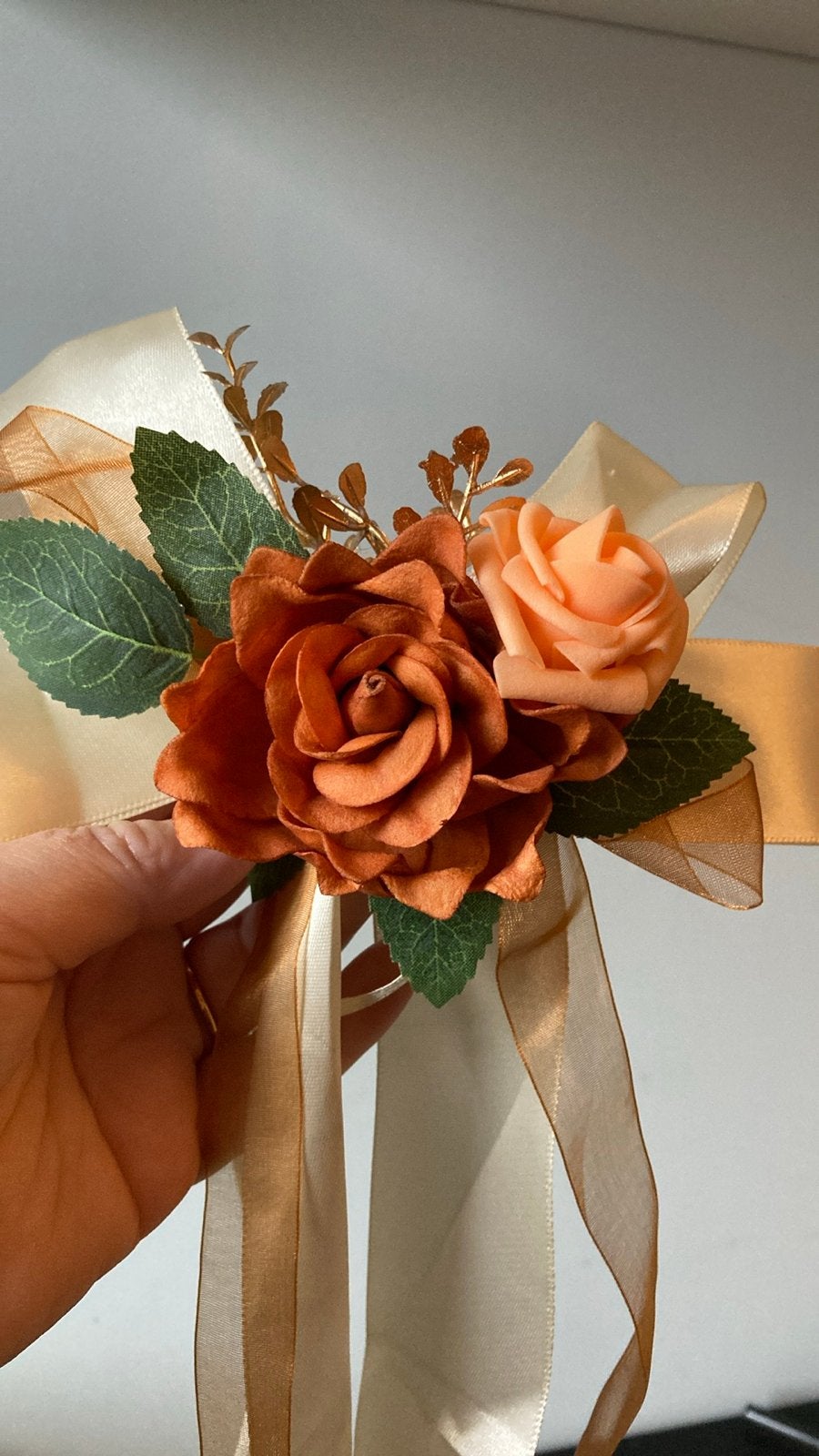 Trouwen ~ Decoratie strikken met bloemen - Set van 2, Ophalen of Verzenden, Zo goed als nieuw, Versiering, Geboorte of Huwelijk