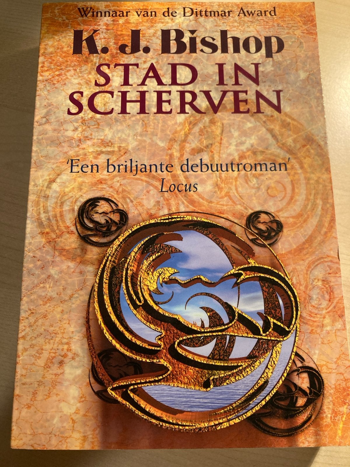 K.J. Bishop - Stad in Scherven (Fantasyroman), Ophalen of Verzenden, Zo goed als nieuw