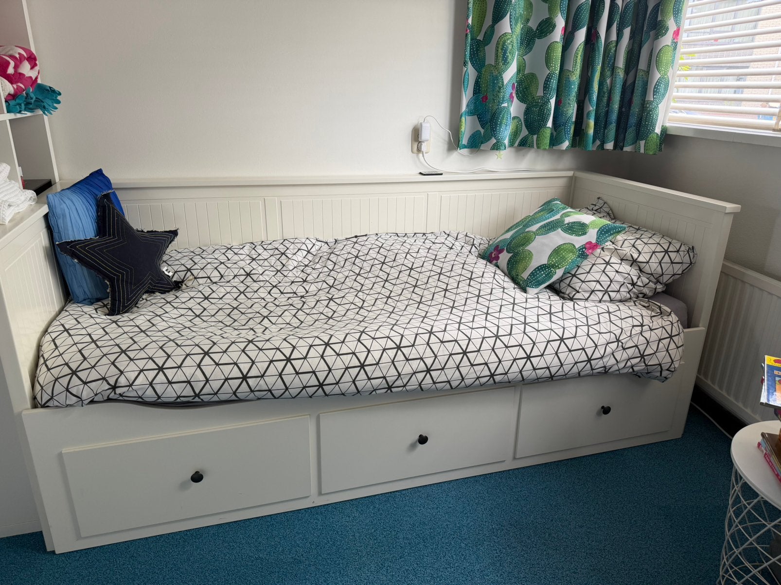Ikea Hemnes bed 200x80 cm uitschuifbaar tot tweepersoonsbed, Huis en Inrichting, Slaapkamer | Slaapbanken, Ophalen, Zo goed als nieuw