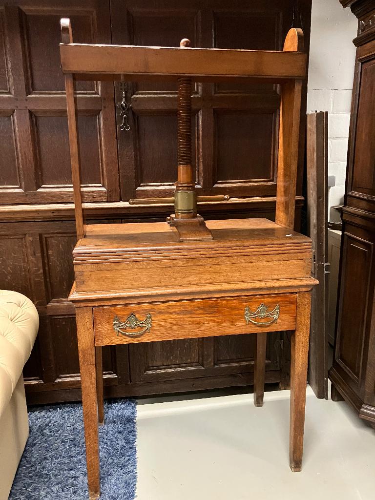 OPRUIMING! ca 1800 Mooie eikenhouten linnenpers nu 75 euro!, Antiek en Kunst, Ophalen