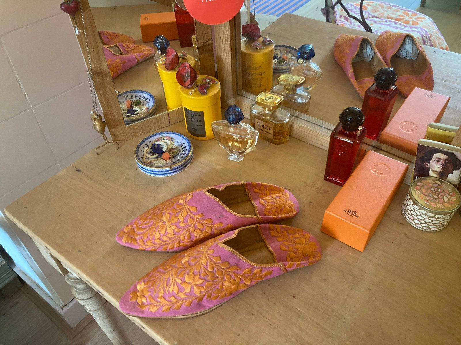 Roze babouches muiltjes  met oranje borduursel - Maat 39, Zo goed als nieuw, Roze, Sandalen of Muiltjes, Ophalen of Verzenden